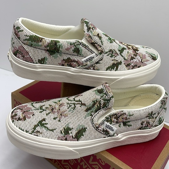 Vans Men’s Classic Slip-On Tapestry Floral Marshmall
VN000BVZCCZ
Sneakers - Picture 11 of 16